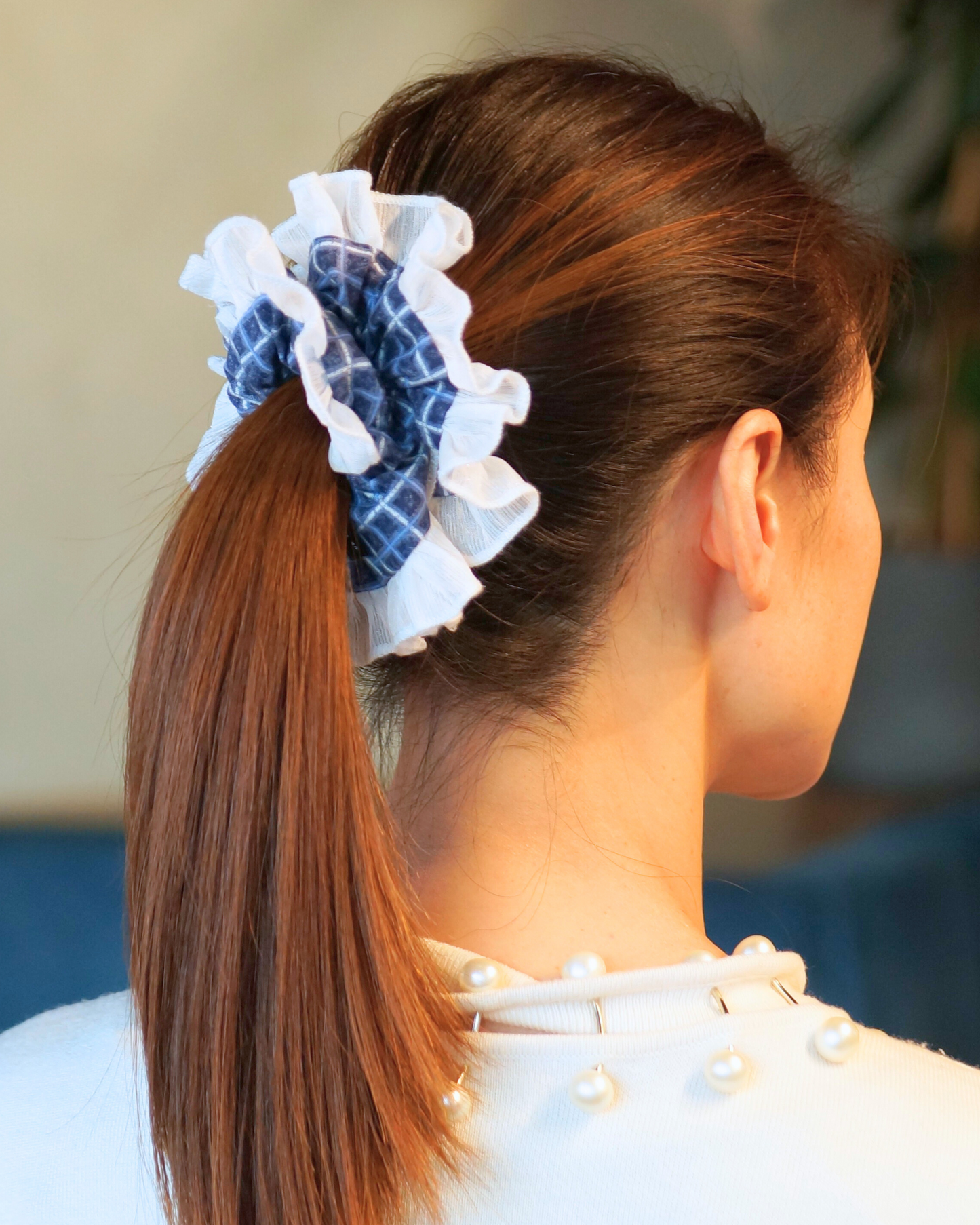 Luna C. FLOWER Single-Layer White Ruffles Scrunchie in Blue and White Checkered Pattern